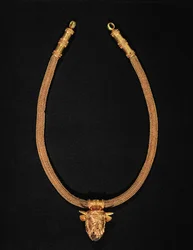 Collier avec un pendentif à tête humaine (or)